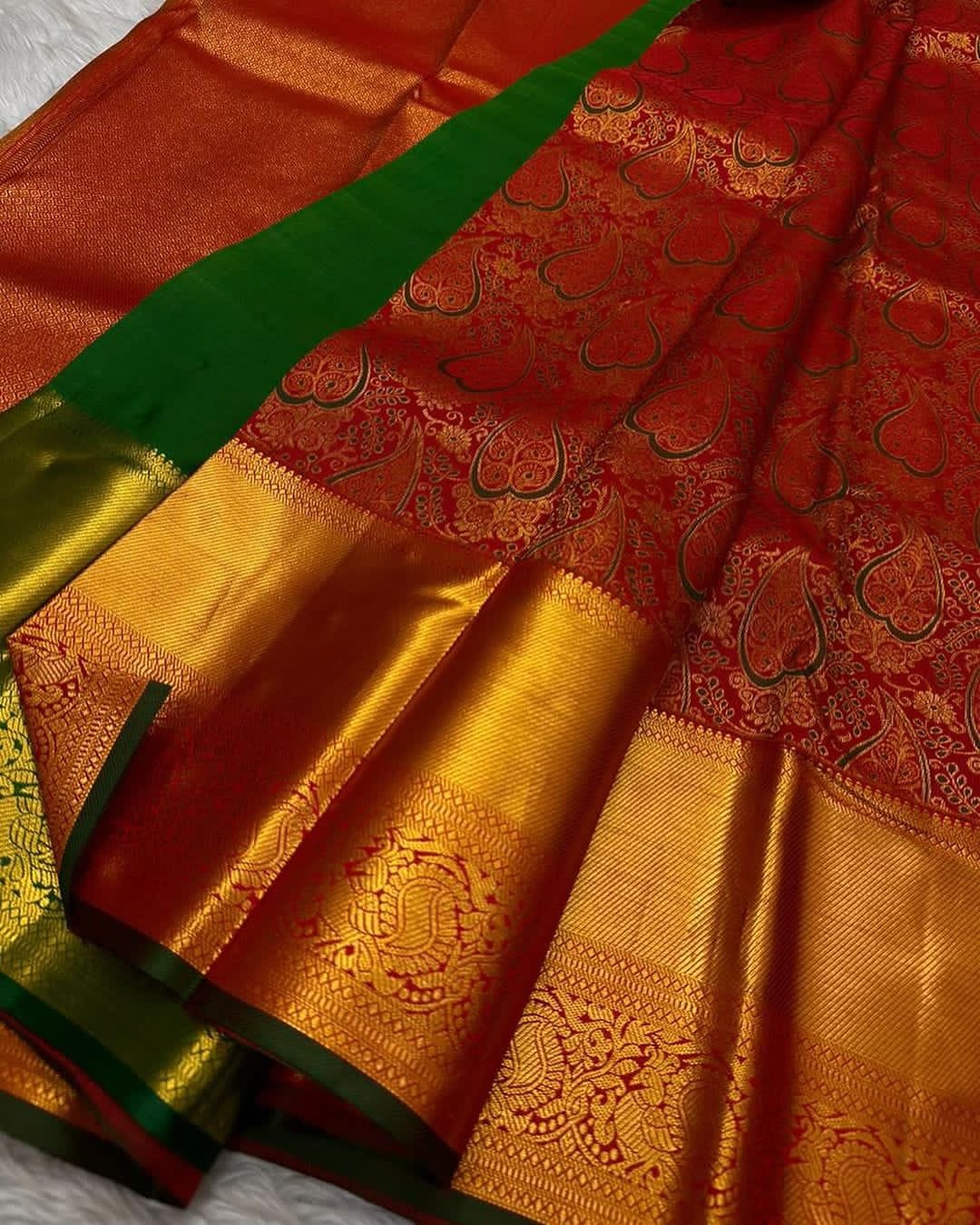 Ephemeral Red Soft Silk Saree With Beauteous Blouse Piece
