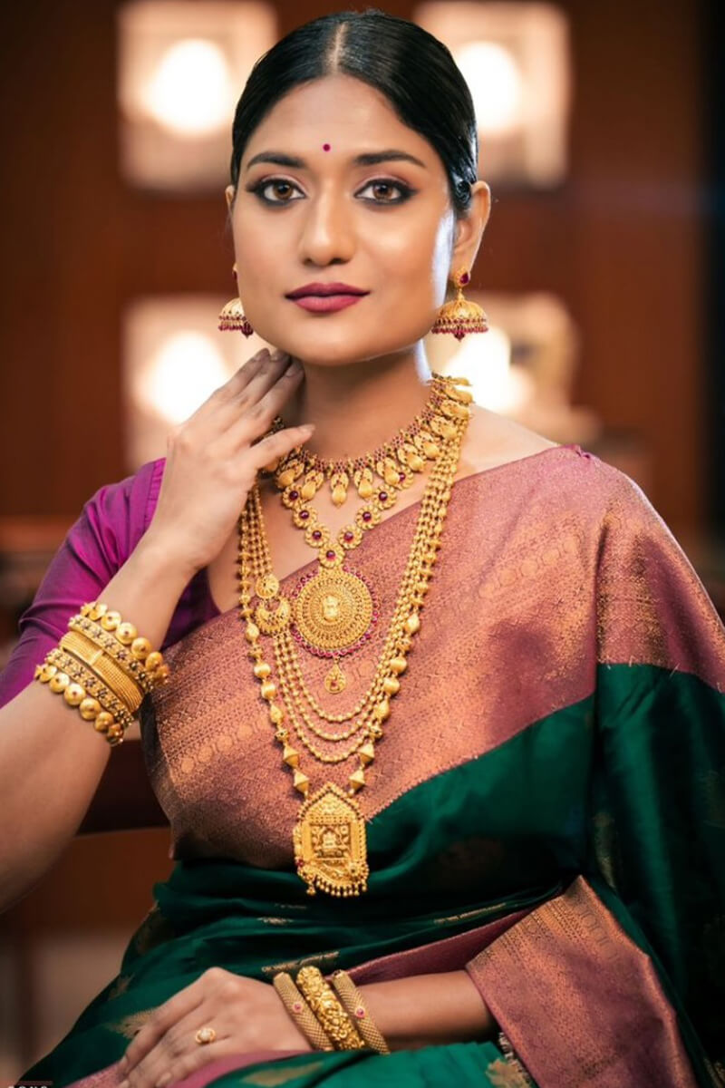 Adorning Dark Green Soft Silk Saree With Dalliance Blouse Piece