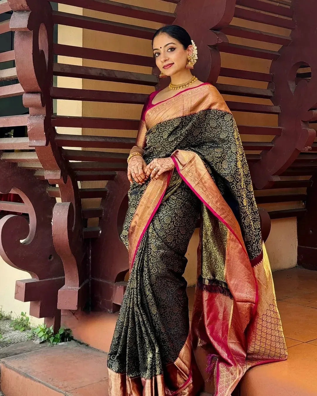 Bewitching Black Soft Silk Saree With Stunner Blouse Piece