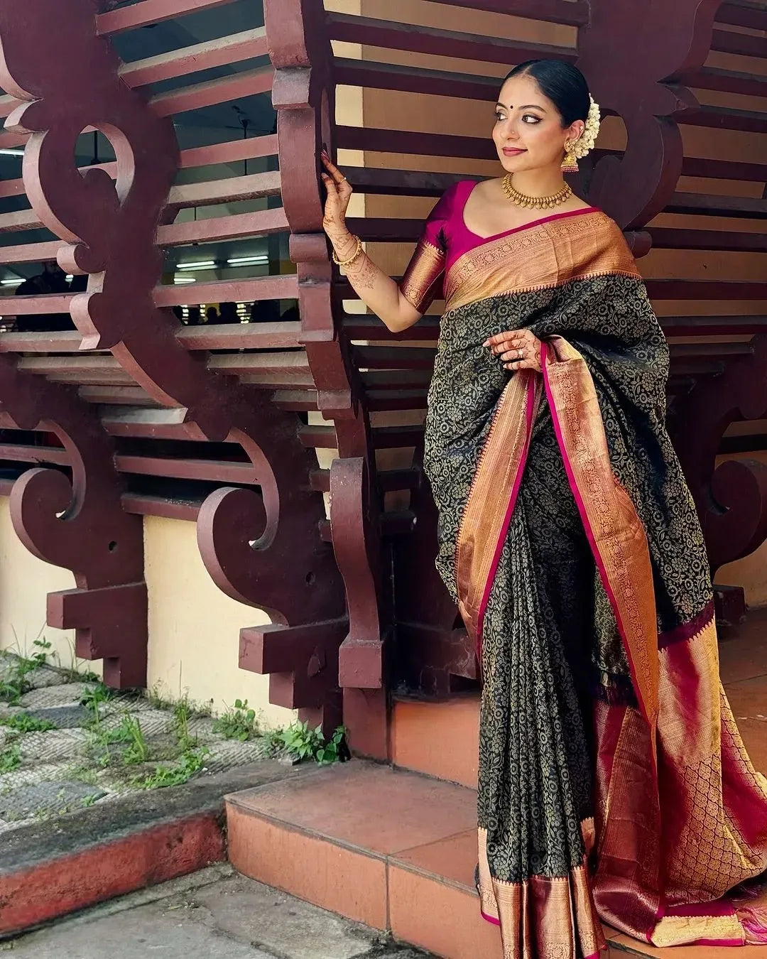 Bewitching Black Soft Silk Saree With Stunner Blouse Piece