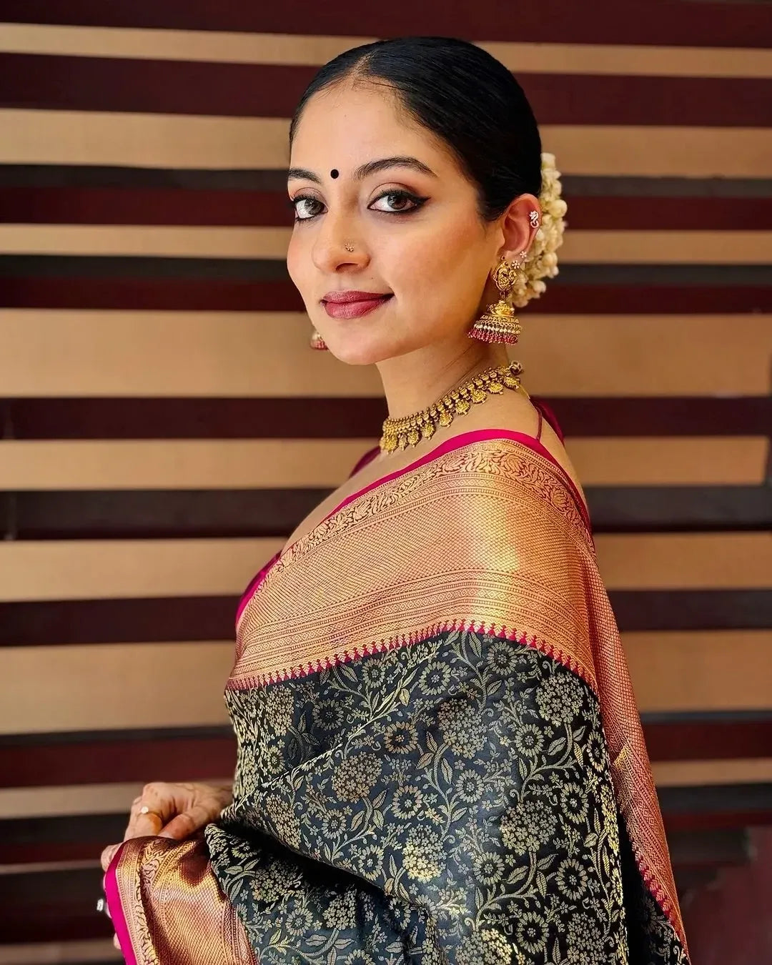 Bewitching Black Soft Silk Saree With Stunner Blouse Piece