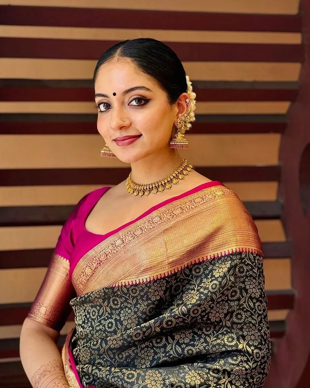 Bewitching Black Soft Silk Saree With Stunner Blouse Piece