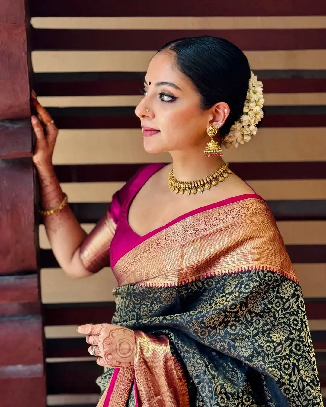 Bewitching Black Soft Silk Saree With Stunner Blouse Piece