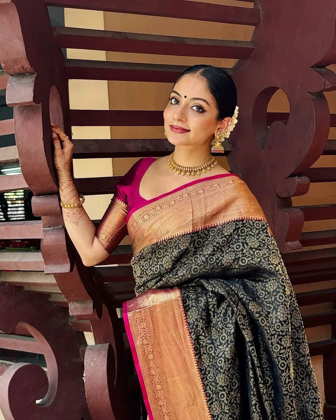Bewitching Black Soft Silk Saree With Stunner Blouse Piece