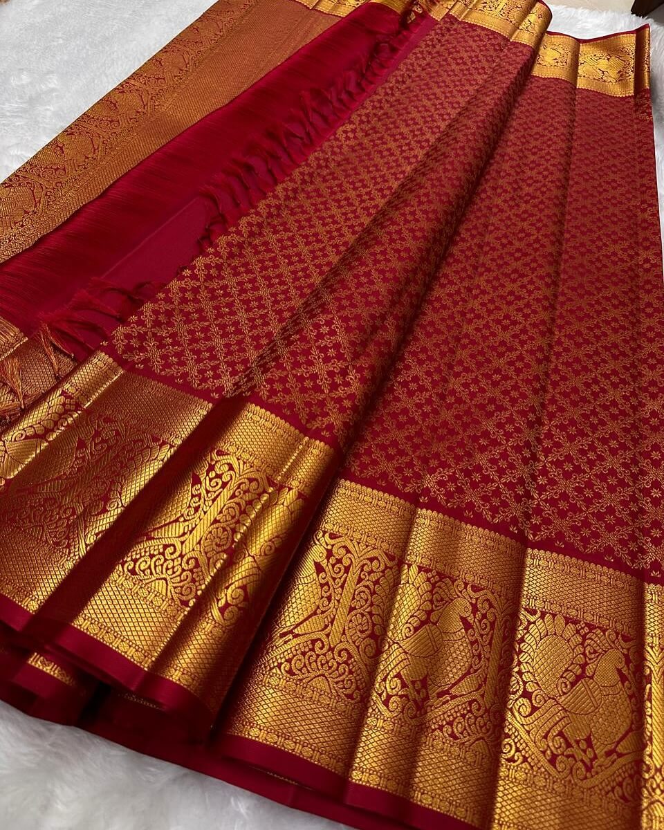 Ineffable Red Soft Banarasi Silk Saree With Ravishing Blouse Piece