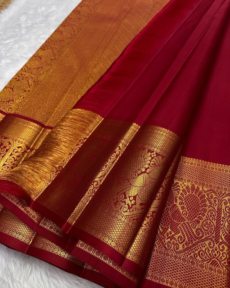 Ineffable Red Soft Banarasi Silk Saree With Ravishing Blouse Piece