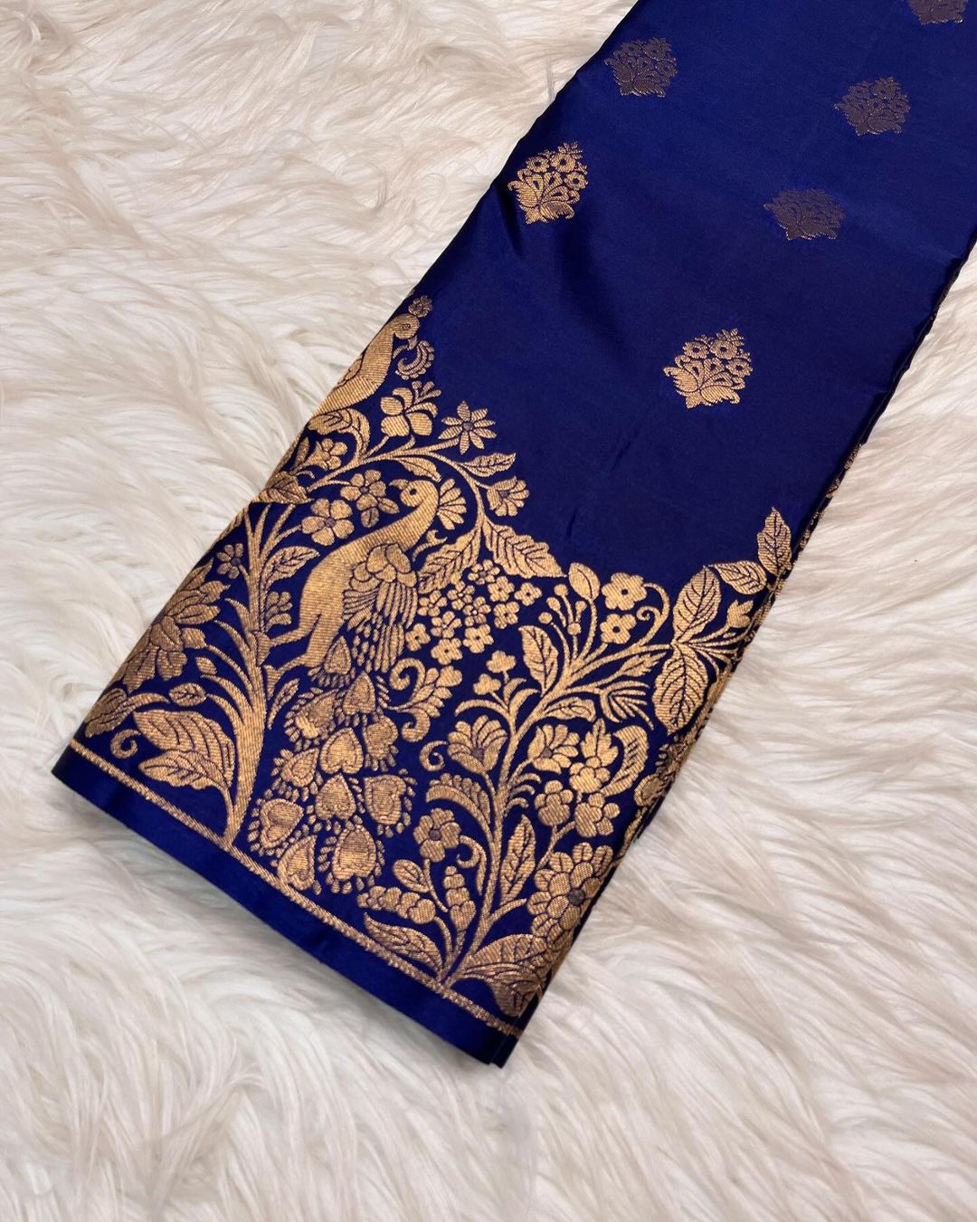 Jubilant Navy Blue Soft Banarasi Silk Saree With Incomparable Blouse Piece