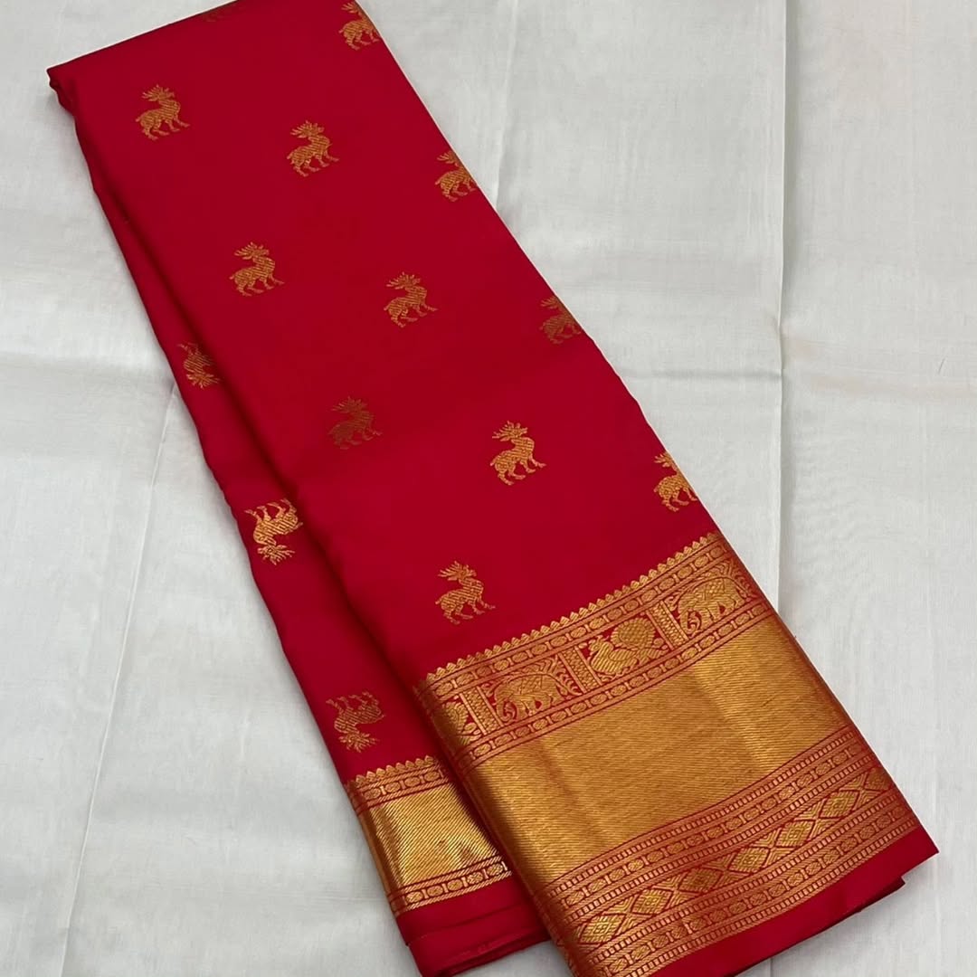 Desiring Red Soft Banarasi Silk Saree With Enticing Blouse Piece