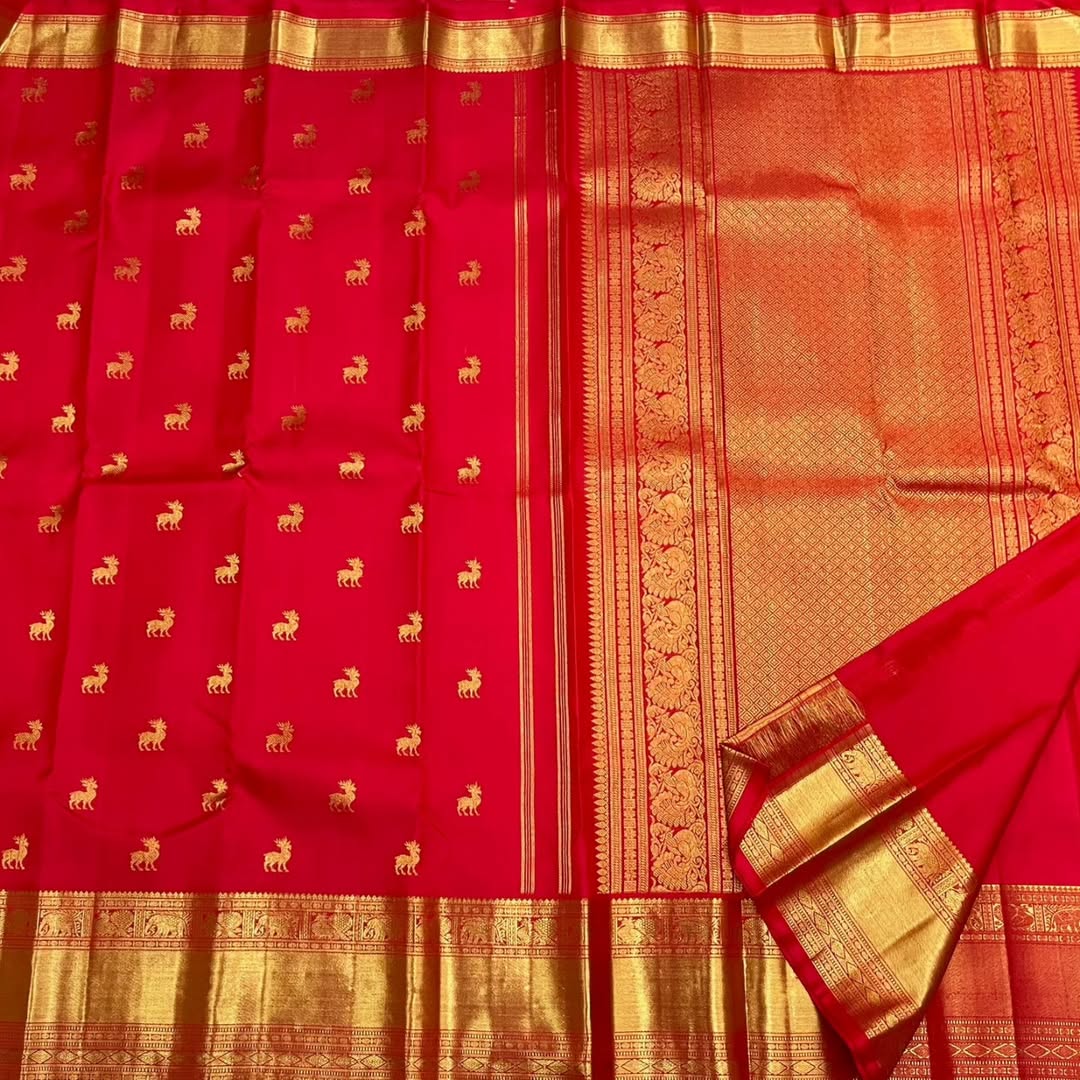 Desiring Red Soft Banarasi Silk Saree With Enticing Blouse Piece