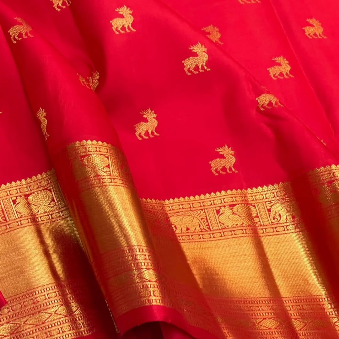Desiring Red Soft Banarasi Silk Saree With Enticing Blouse Piece