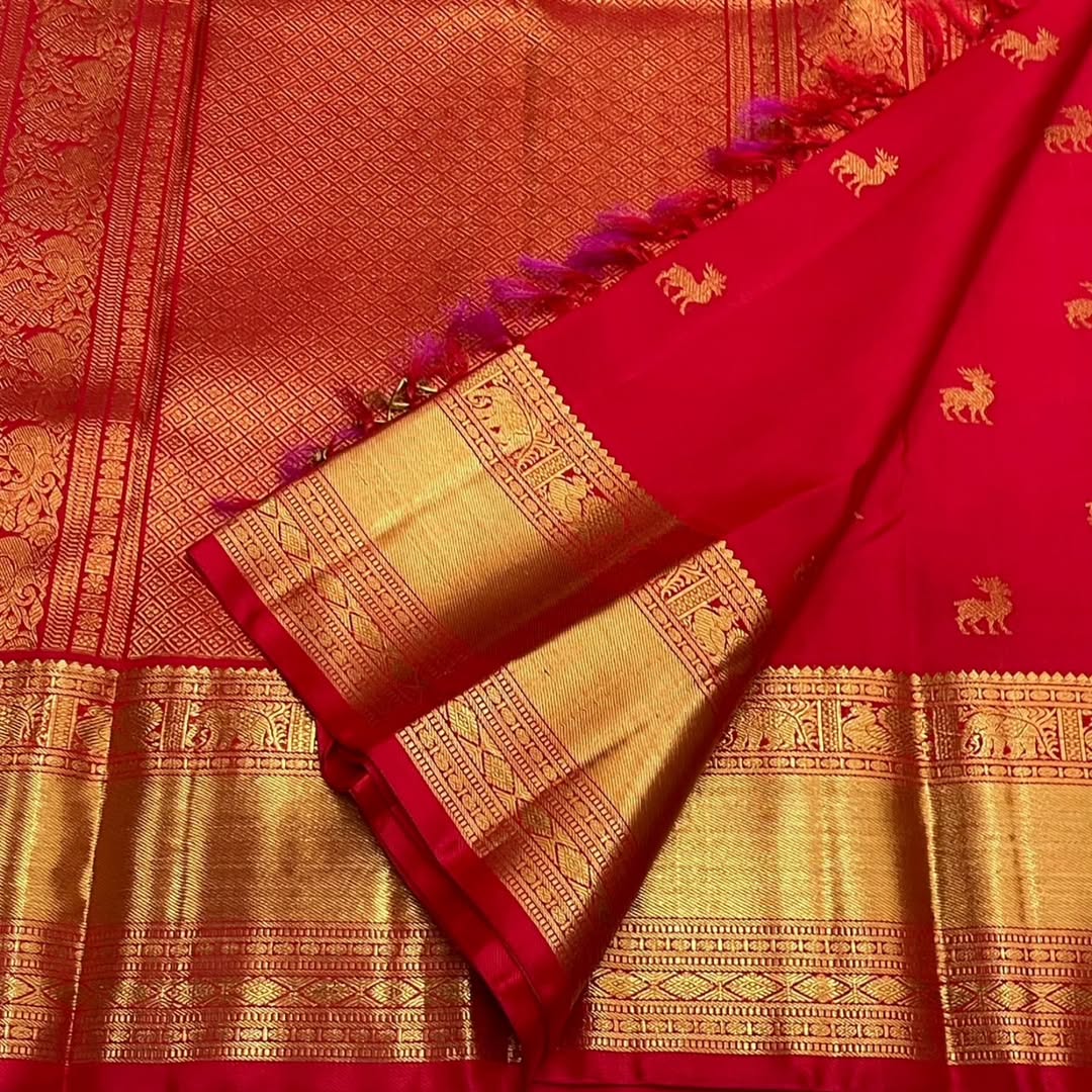 Desiring Red Soft Banarasi Silk Saree With Enticing Blouse Piece