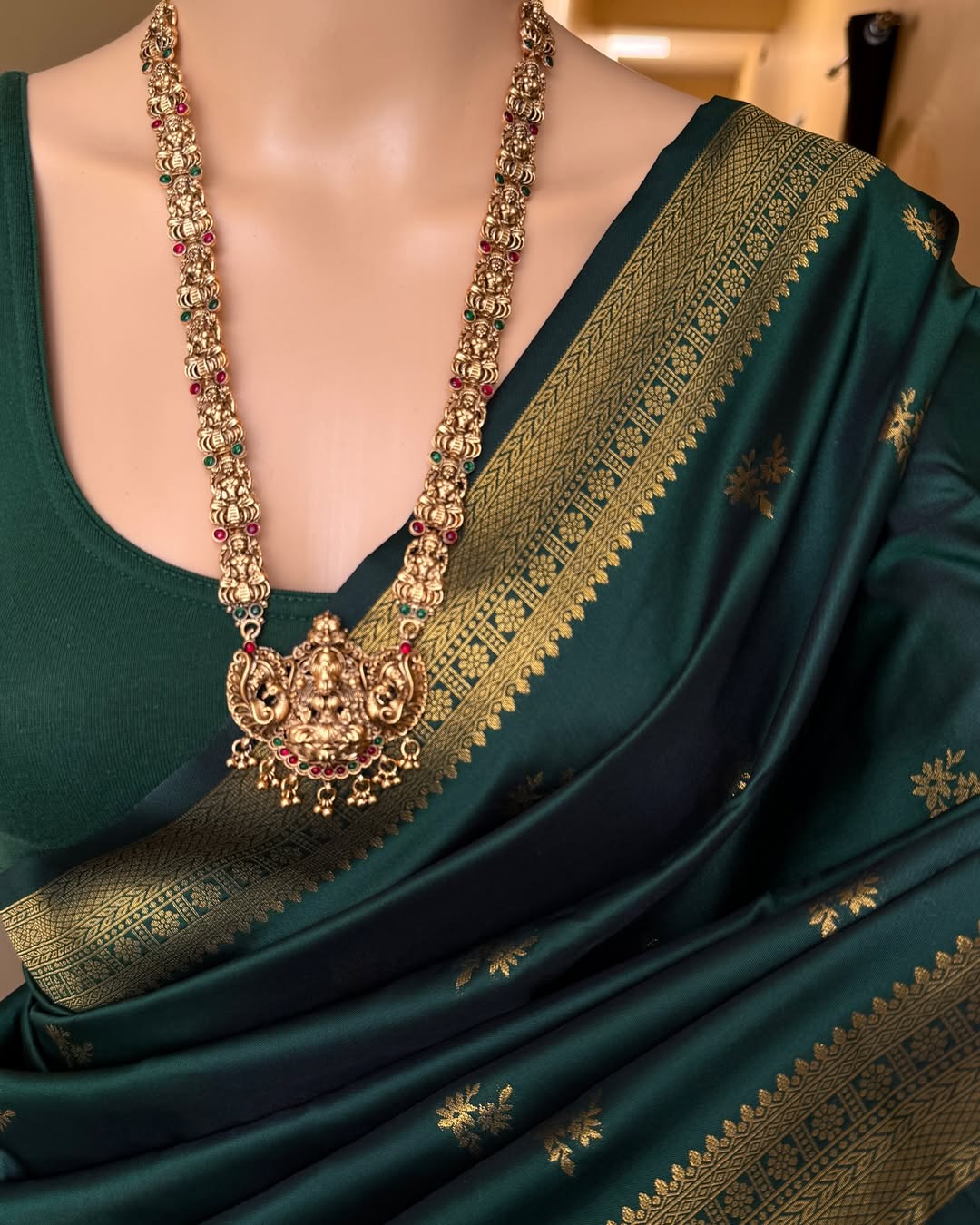Brood Dark Green Soft Banarasi Silk Saree With Unequalled Blouse Piece