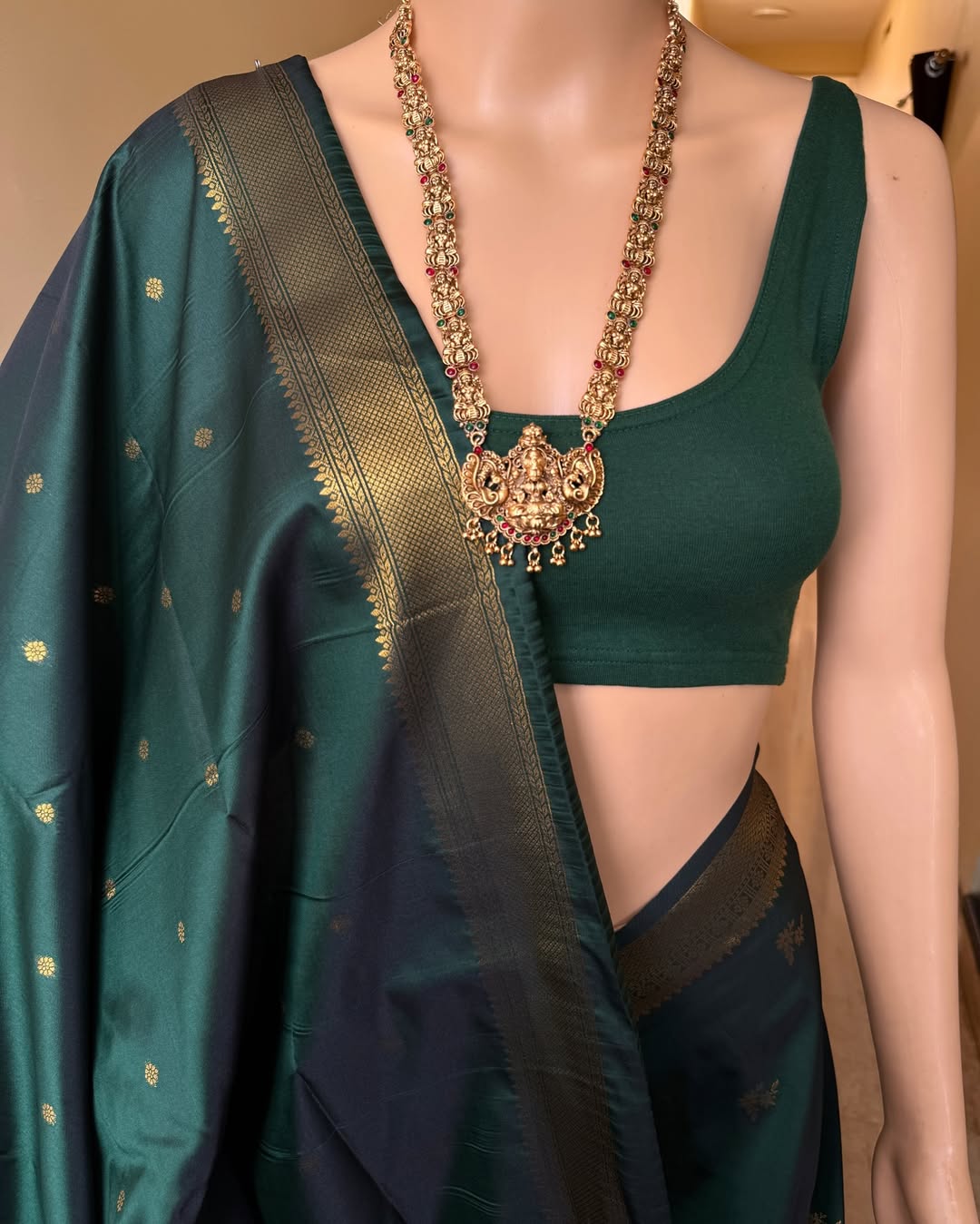 Brood Dark Green Soft Banarasi Silk Saree With Unequalled Blouse Piece