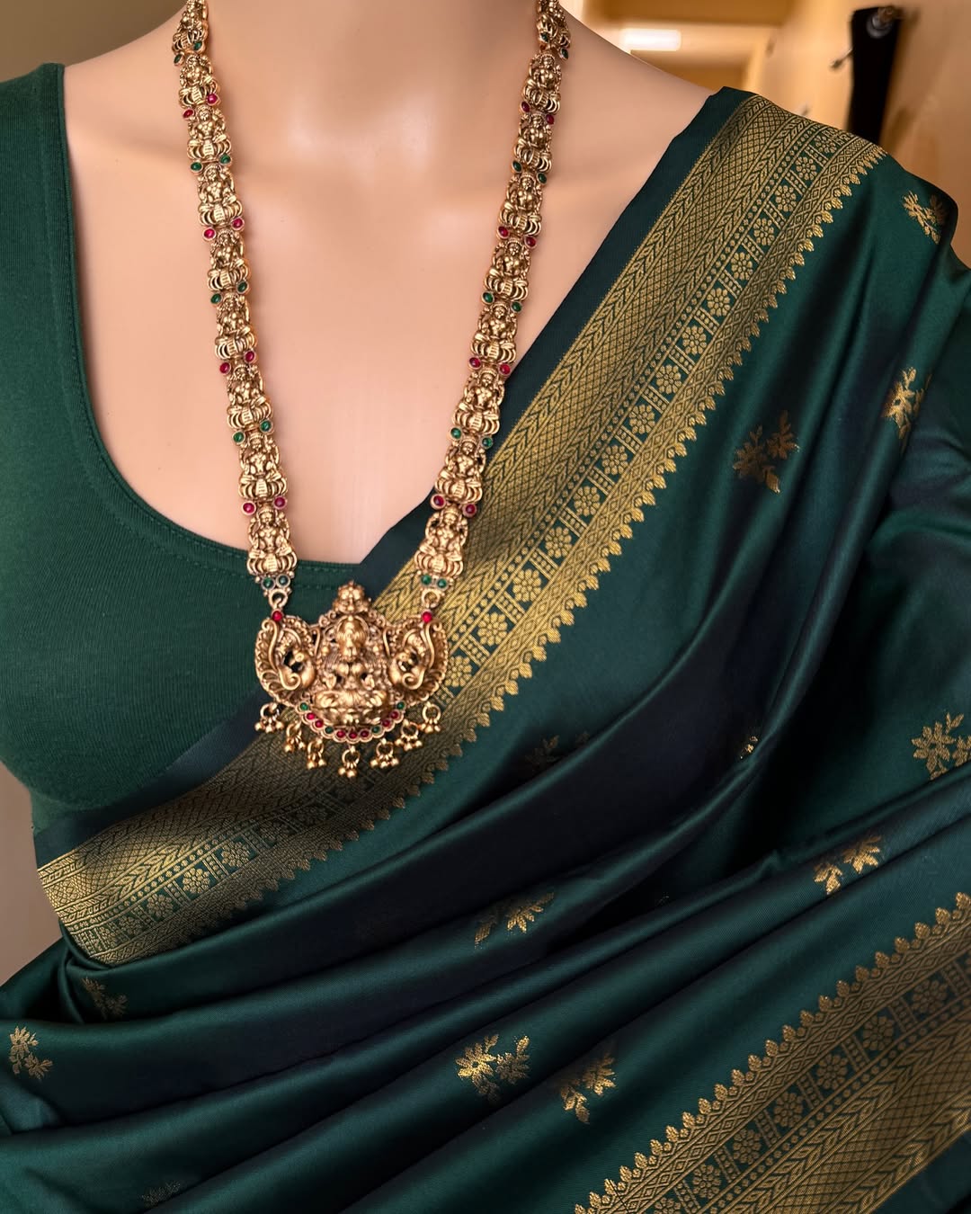 Brood Dark Green Soft Banarasi Silk Saree With Unequalled Blouse Piece