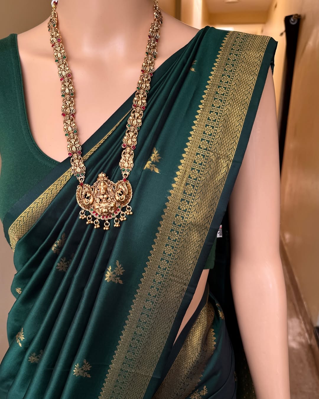 Brood Dark Green Soft Banarasi Silk Saree With Unequalled Blouse Piece