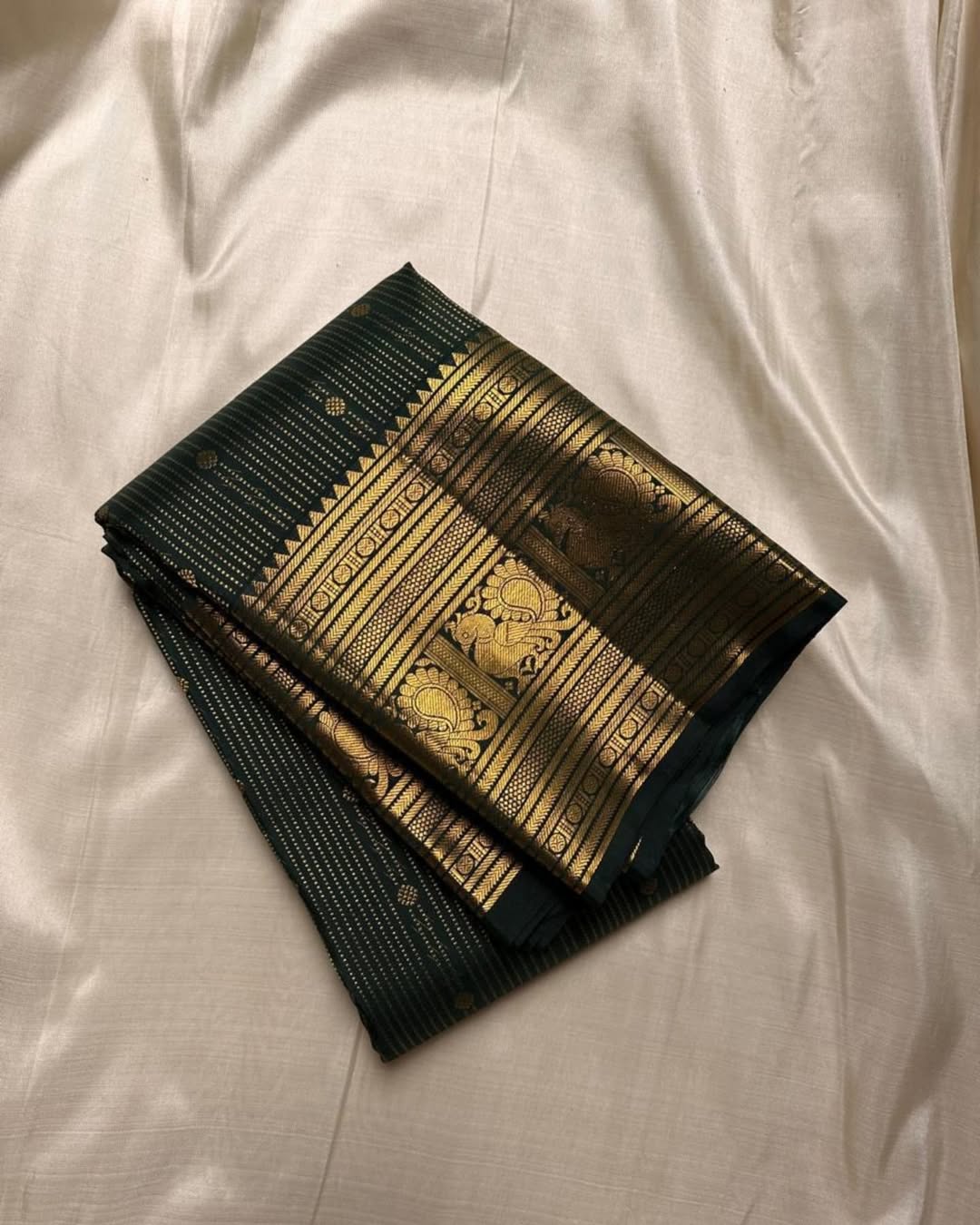 Beautiful Dark Green Soft Banarasi Silk Saree With Quixotic Blouse Piece