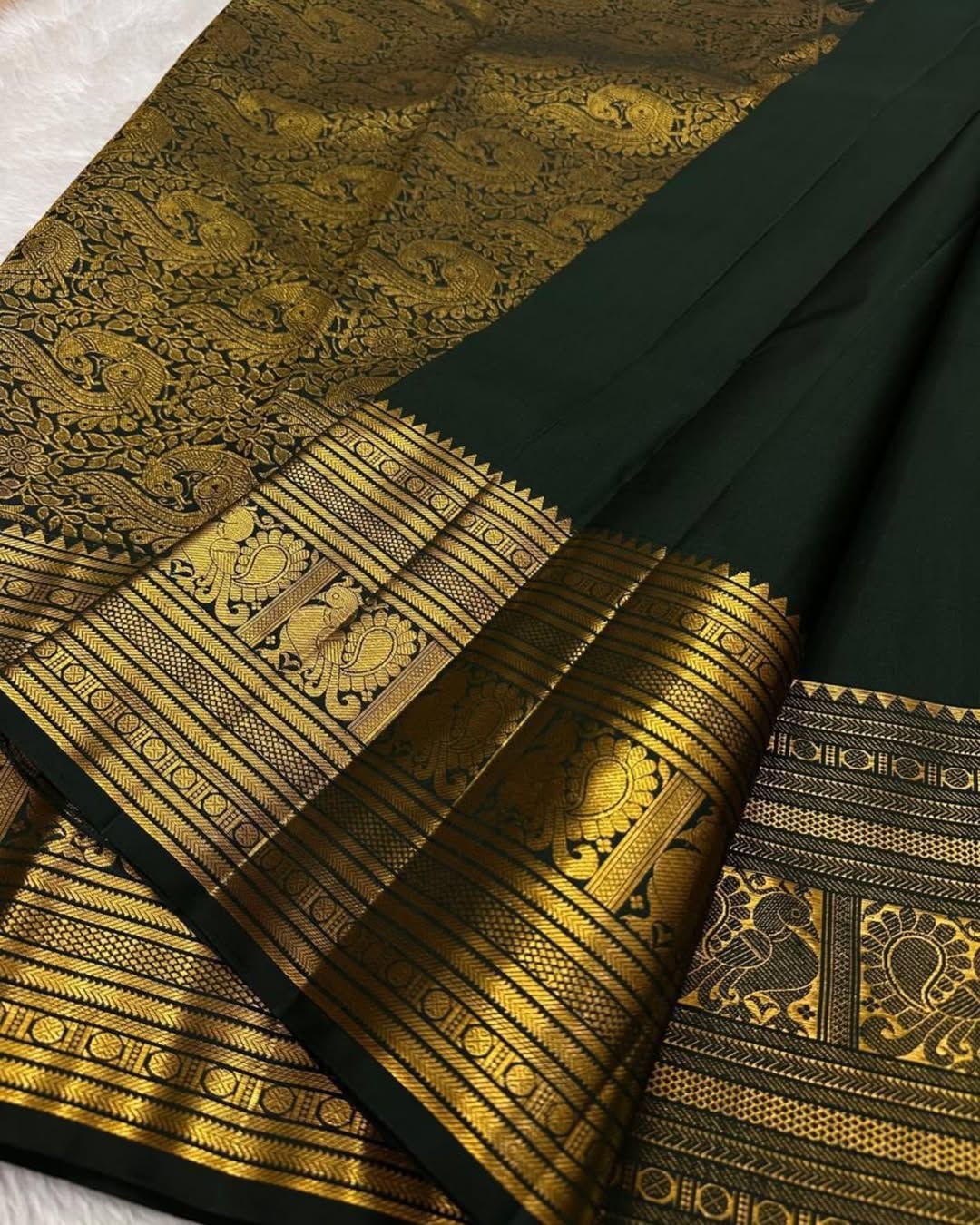 Beautiful Dark Green Soft Banarasi Silk Saree With Quixotic Blouse Piece