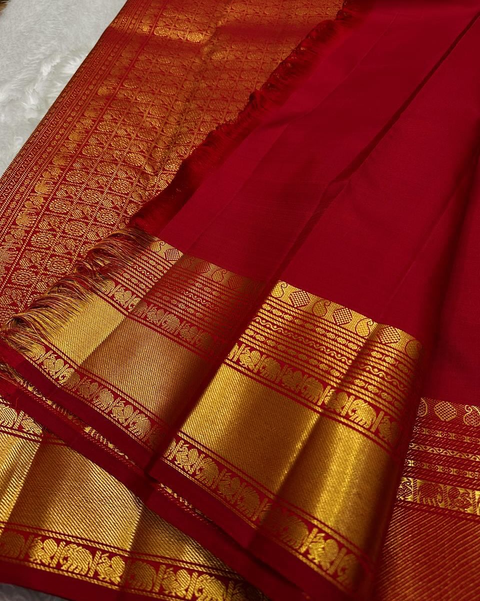 Flameboyant Red Soft Banarasi Silk Saree With Devastating Blouse Piece