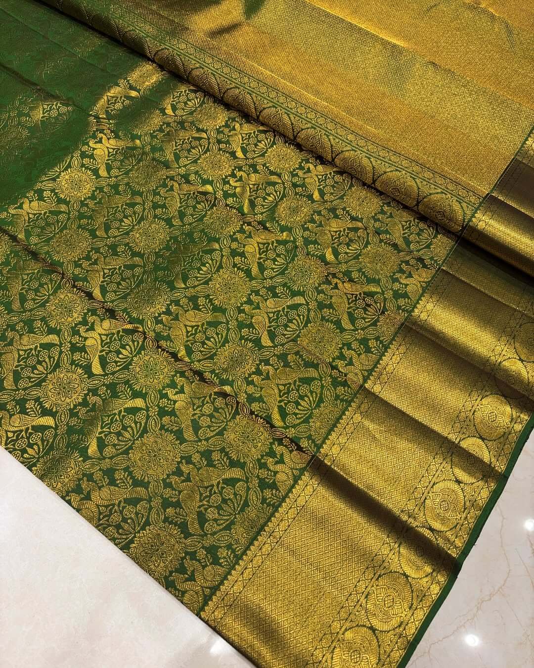 Ebullience Dark Green Soft Banarasi Silk Saree With Entrancing Blouse Piece