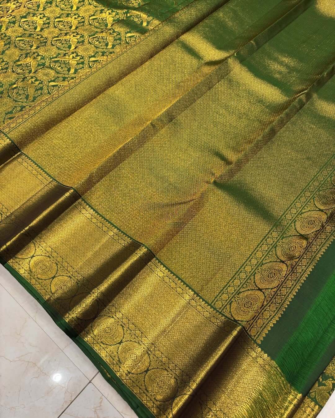Ebullience Dark Green Soft Banarasi Silk Saree With Entrancing Blouse Piece