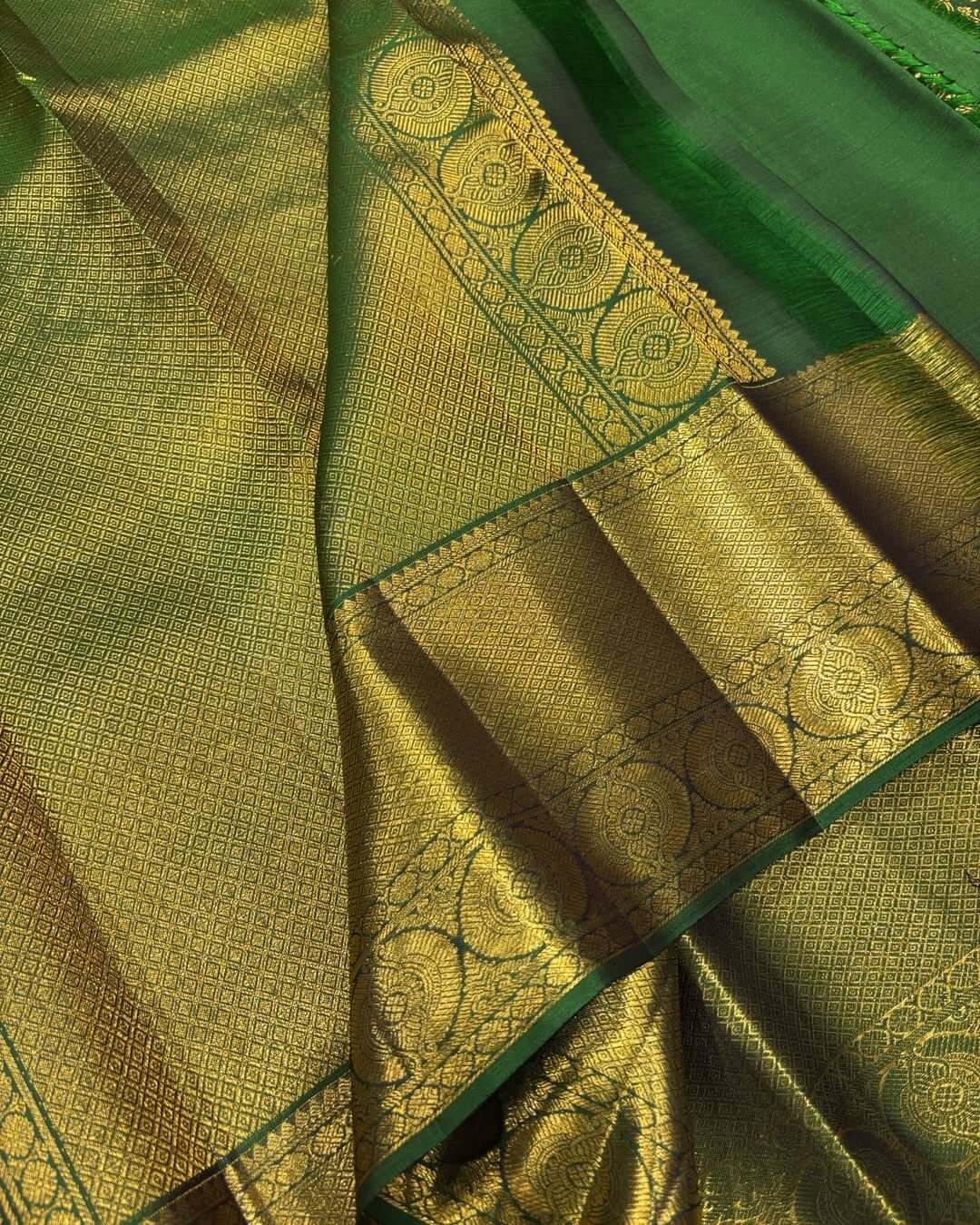 Ebullience Dark Green Soft Banarasi Silk Saree With Entrancing Blouse Piece