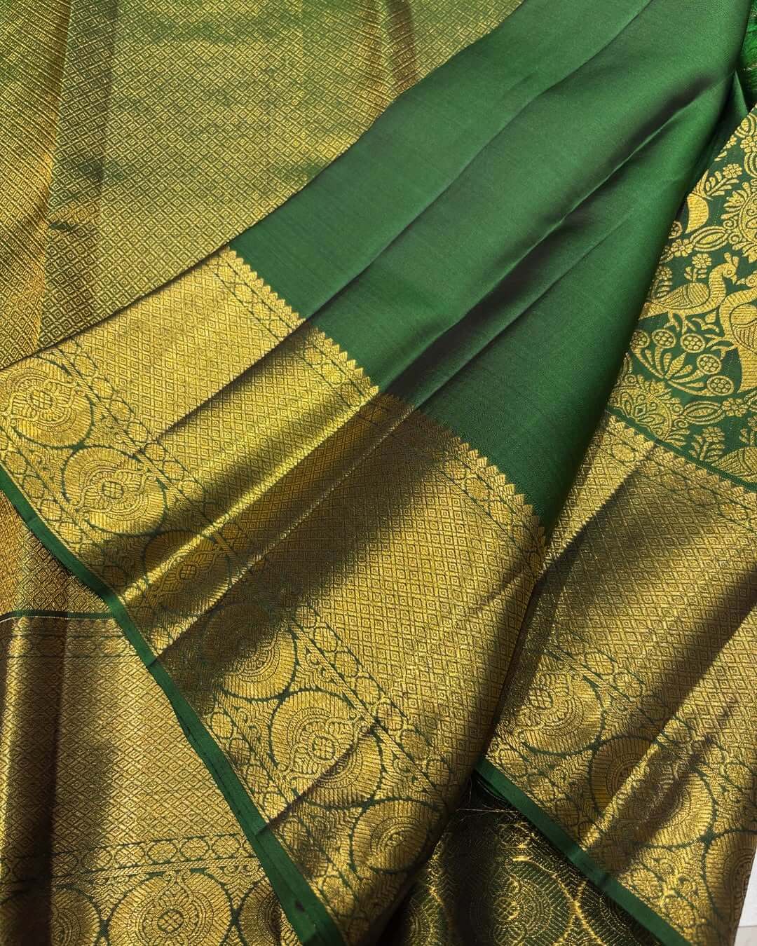 Ebullience Dark Green Soft Banarasi Silk Saree With Entrancing Blouse Piece