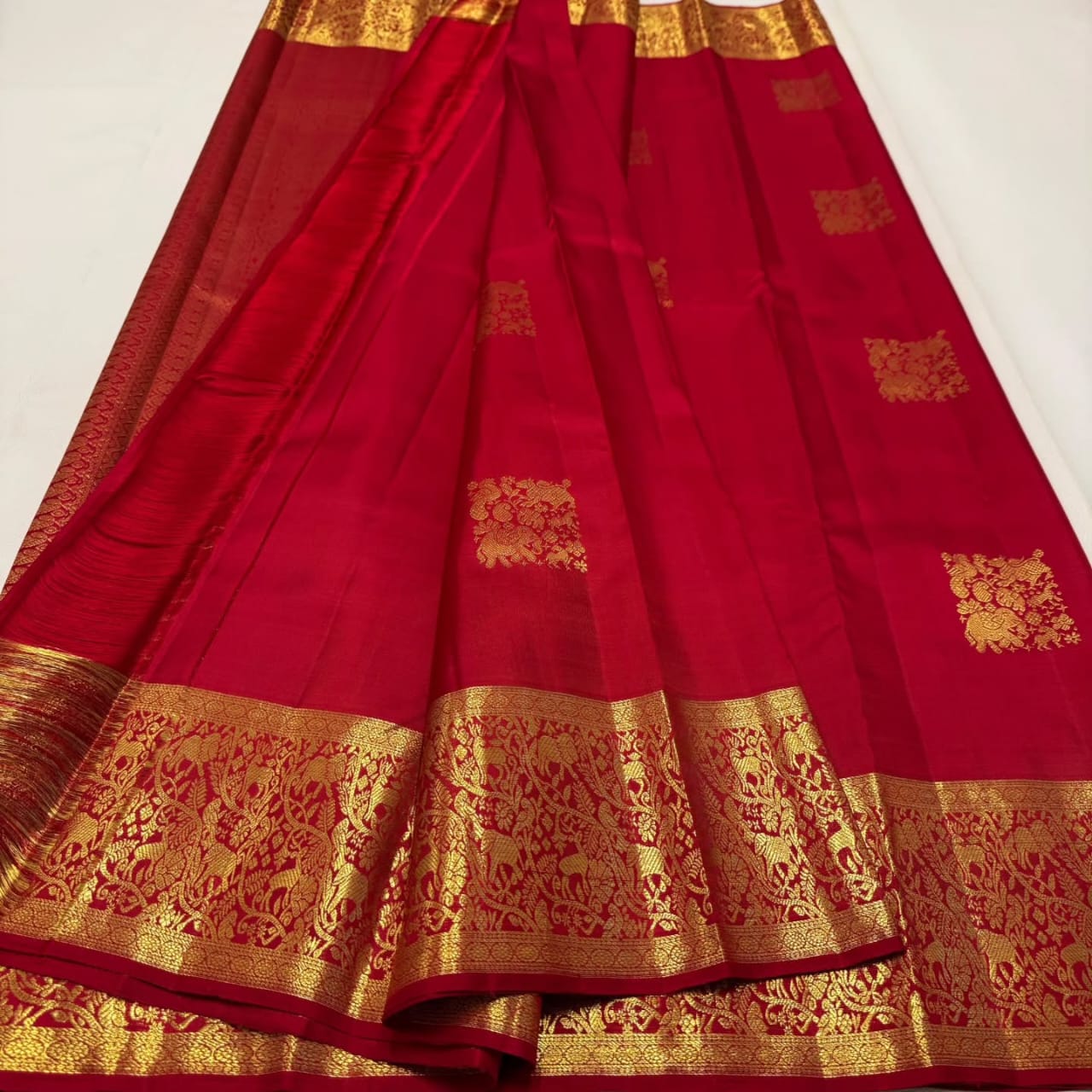 Elegant Red Soft Banarasi Silk Saree With Splendorous Blouse Piece