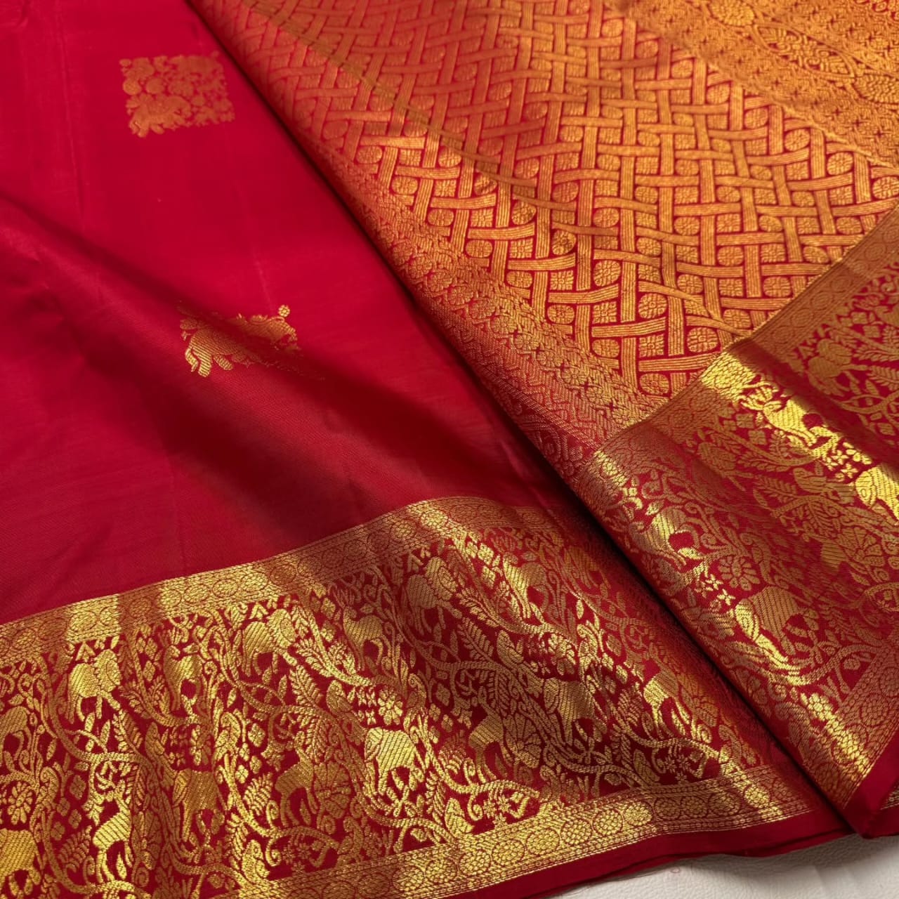 Elegant Red Soft Banarasi Silk Saree With Splendorous Blouse Piece