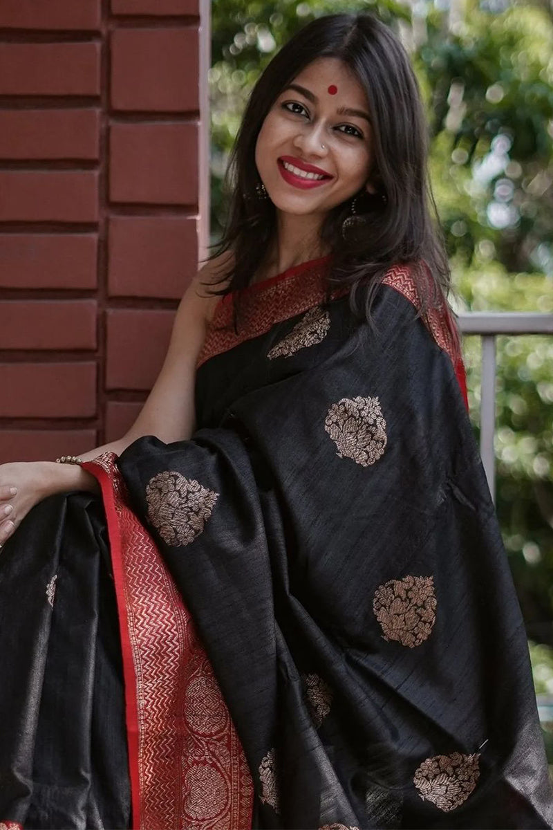 Ephemeral Black Soft Silk Saree With Impressive Blouse Piece