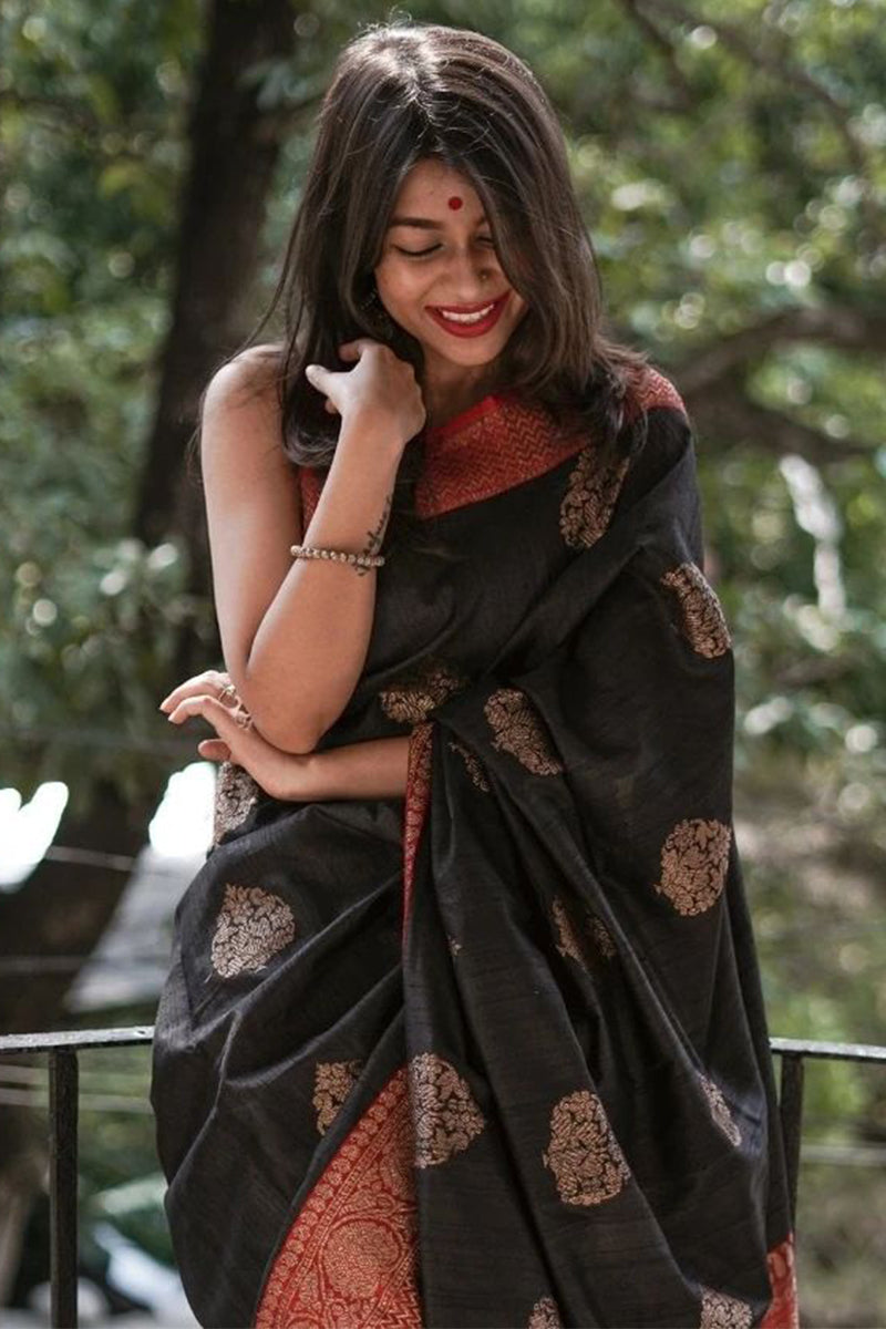 Ephemeral Black Soft Silk Saree With Impressive Blouse Piece