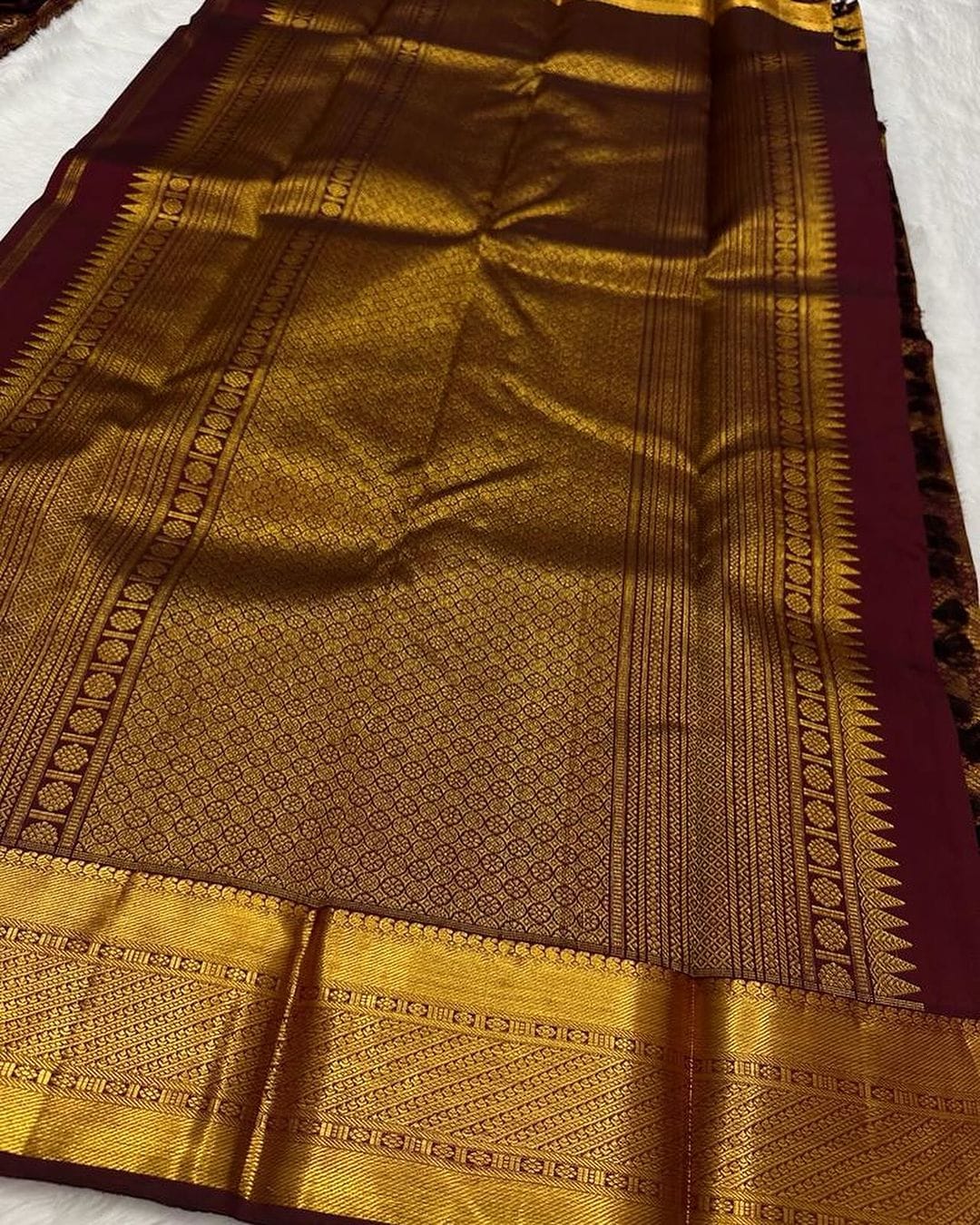 Pulsating Wine Soft Silk Saree With Vivacious Blouse Piece