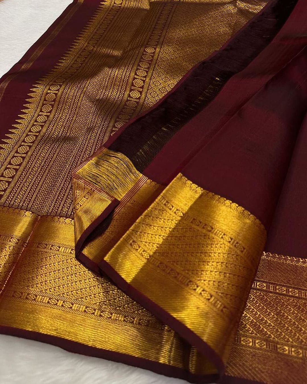 Pulsating Wine Soft Silk Saree With Vivacious Blouse Piece