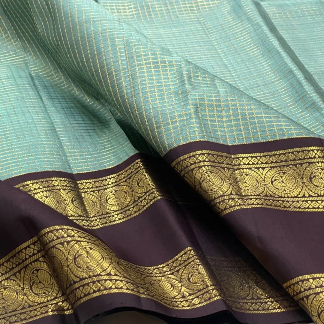 Gleaming Firozi Soft Silk Saree With Flaunt Blouse Piece