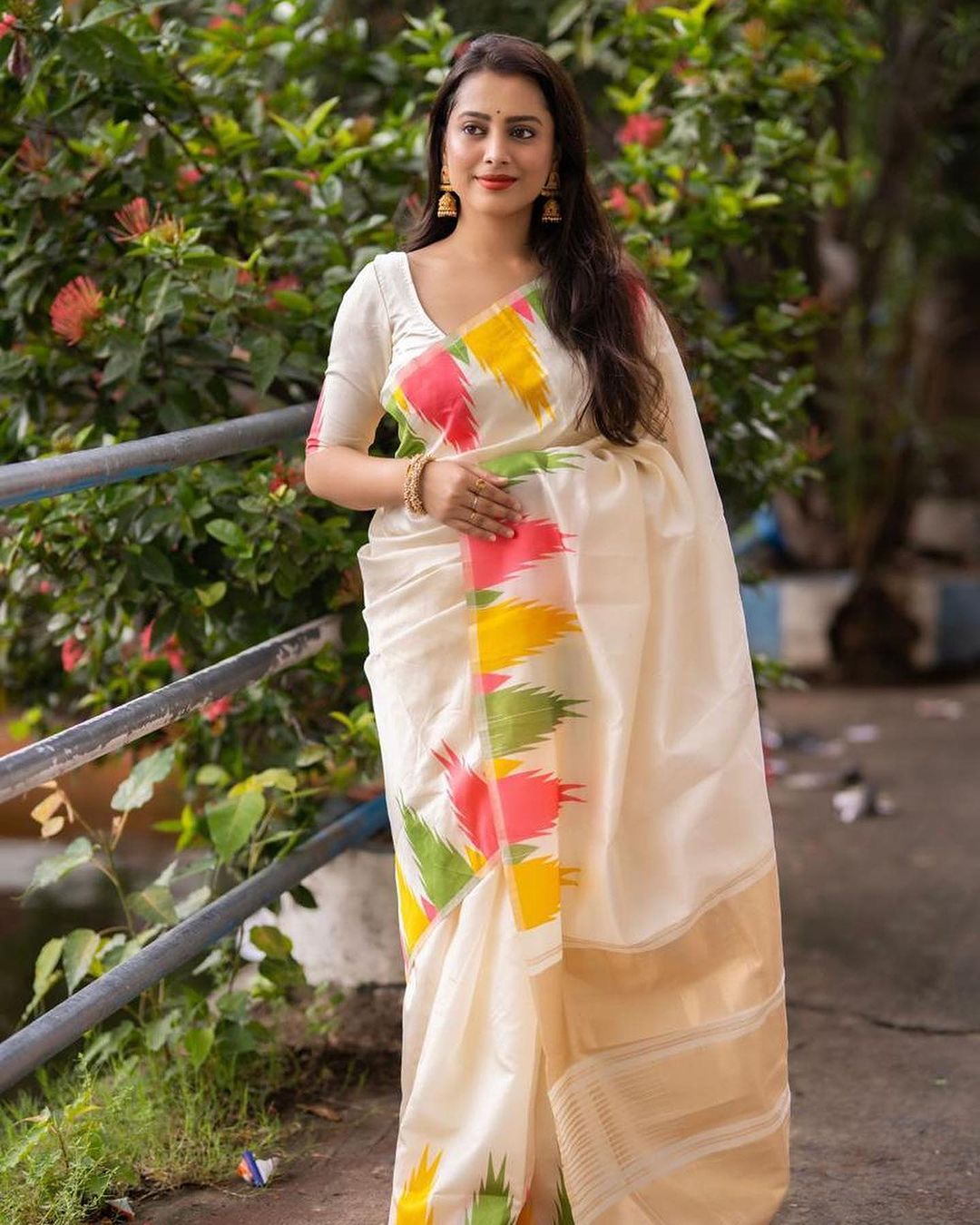 Nebula Off White Soft Silk Saree With Desiring Blouse Piece