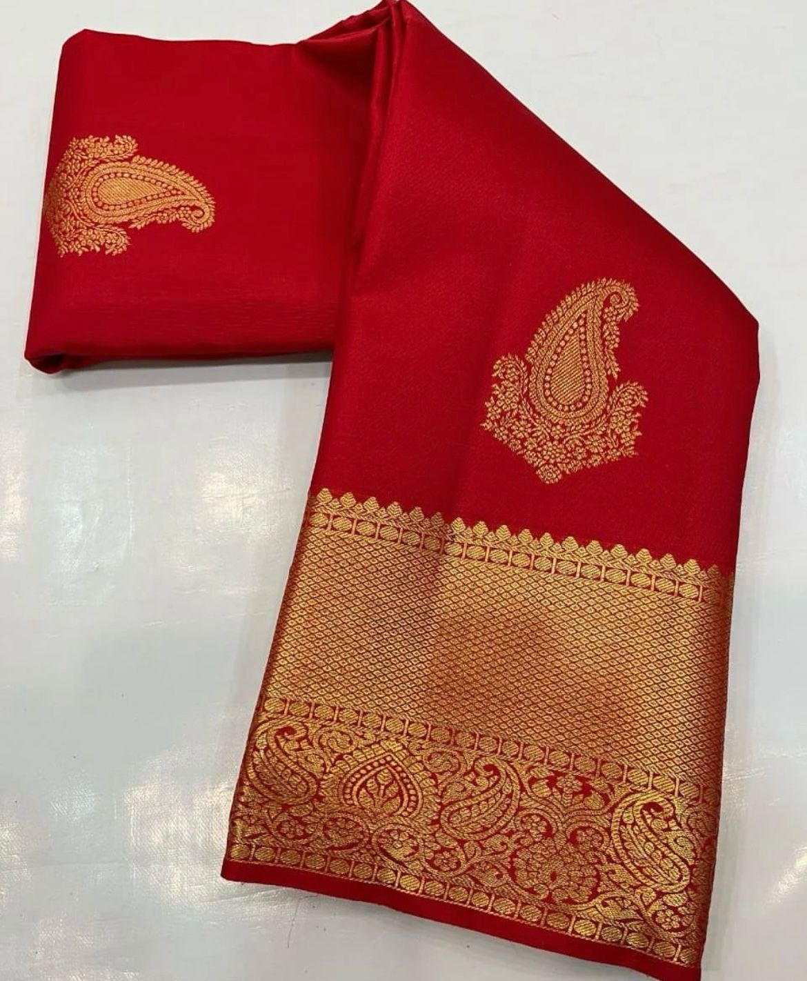 Evocative Red Soft Silk Saree With Ornate Blouse Piece