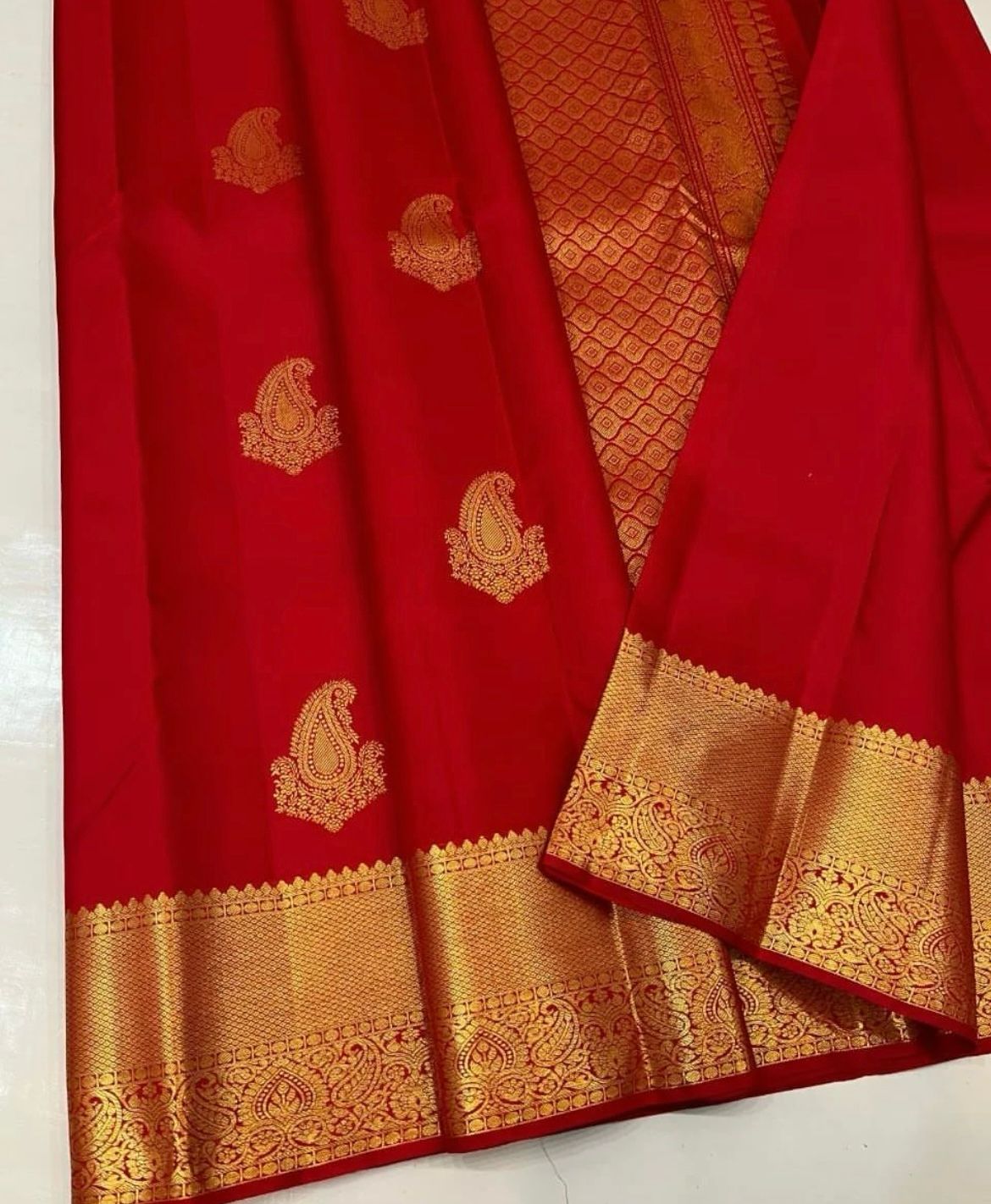 Evocative Red Soft Silk Saree With Ornate Blouse Piece