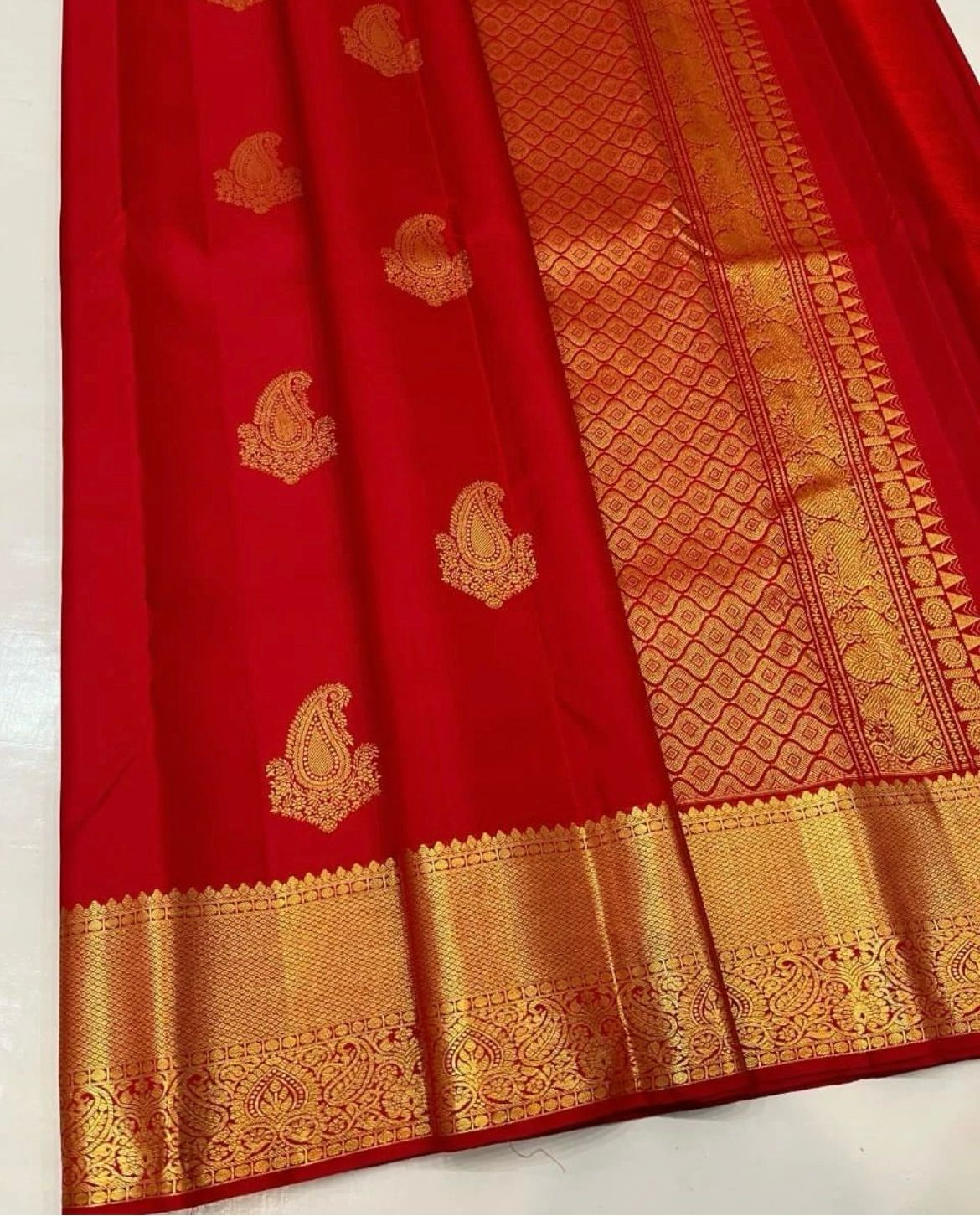 Evocative Red Soft Silk Saree With Ornate Blouse Piece