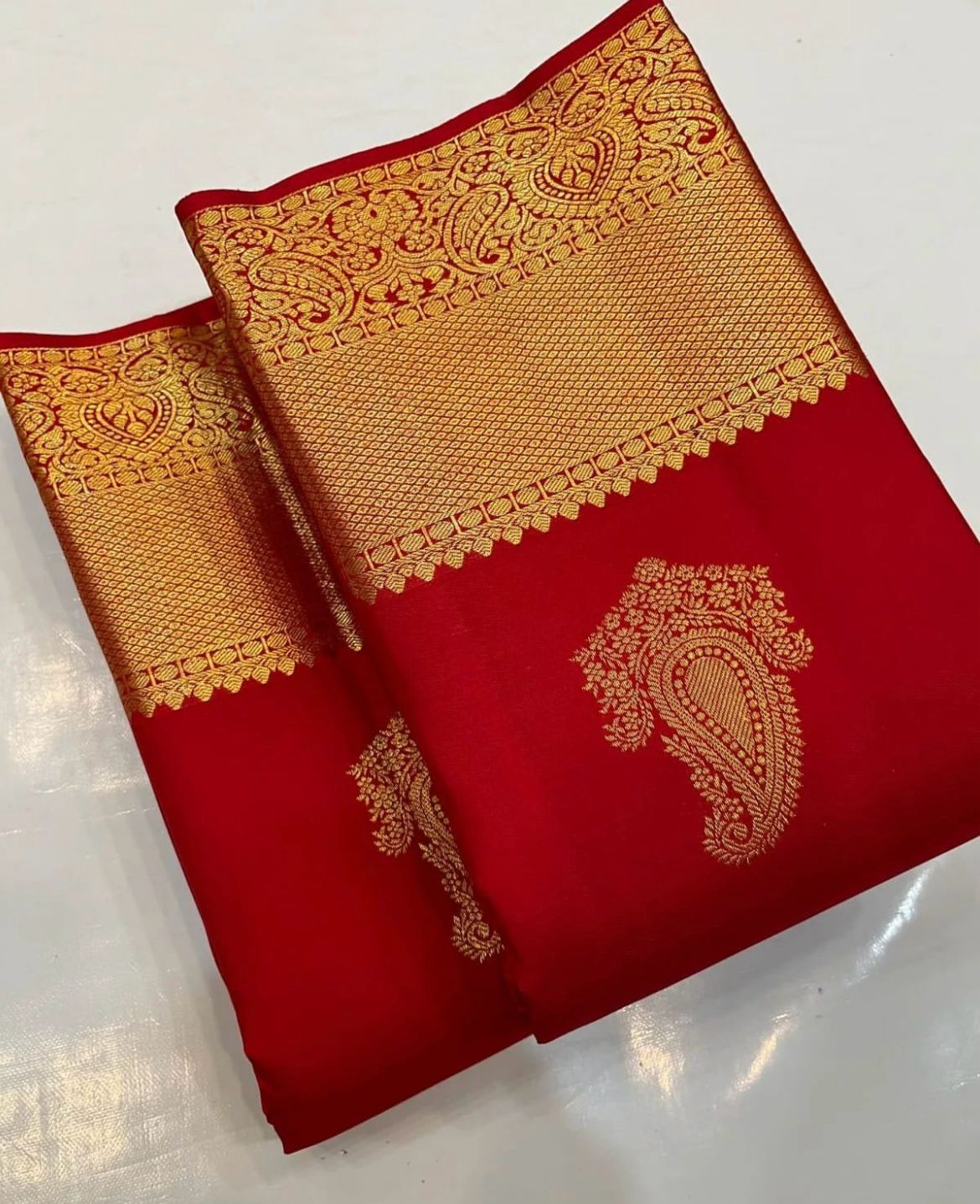 Evocative Red Soft Silk Saree With Ornate Blouse Piece