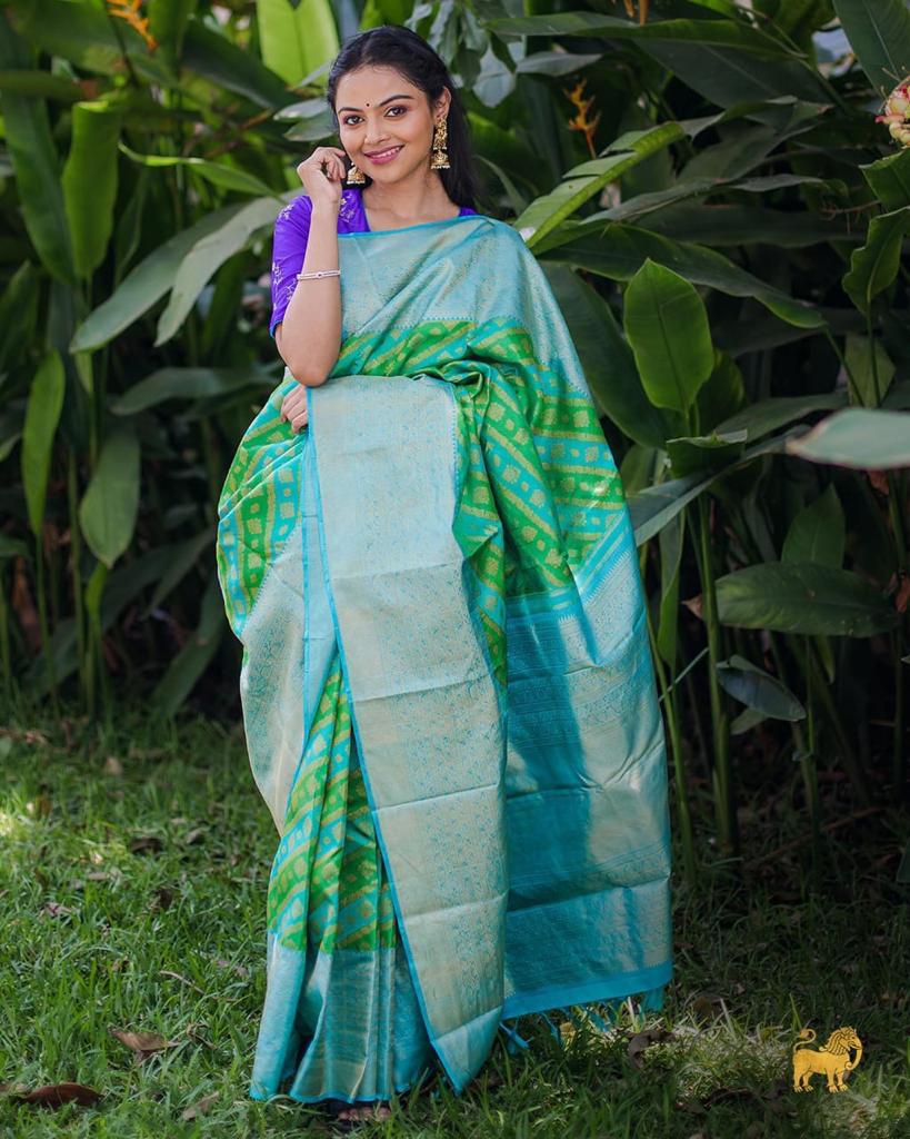 Arresting Parrot Soft Silk Saree With Tempting Blouse Piece