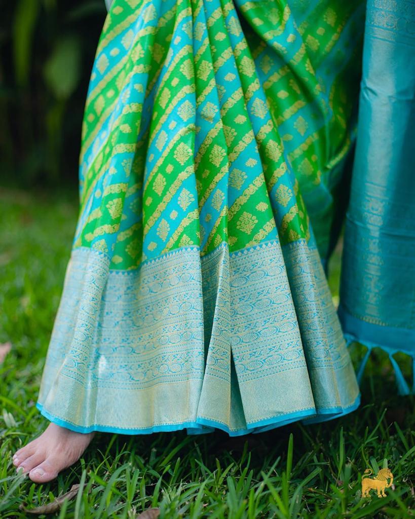 Arresting Parrot Soft Silk Saree With Tempting Blouse Piece