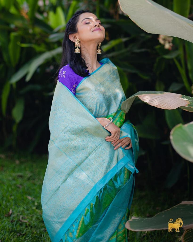 Arresting Parrot Soft Silk Saree With Tempting Blouse Piece