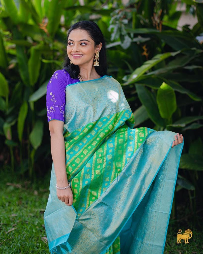 Arresting Parrot Soft Silk Saree With Tempting Blouse Piece