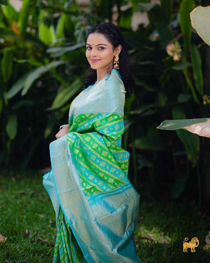 Arresting Parrot Soft Silk Saree With Tempting Blouse Piece