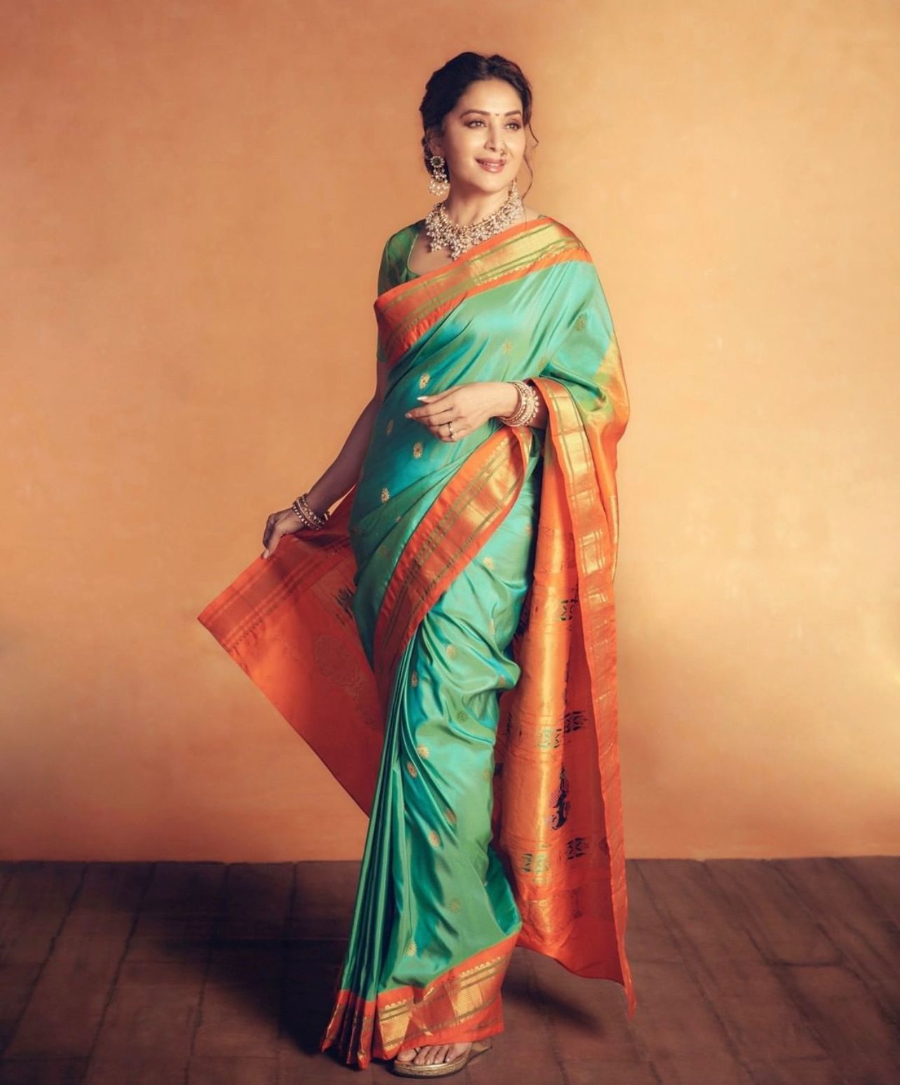 Grandiose Firozi Soft Silk Saree With Blooming Blouse Piece