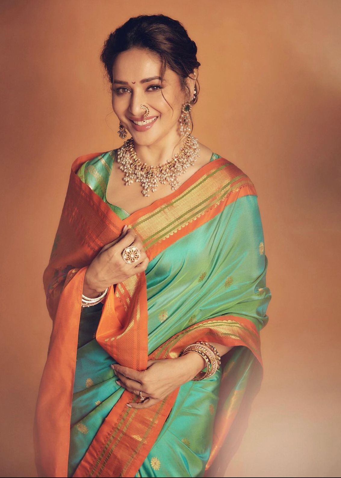 Grandiose Firozi Soft Silk Saree With Blooming Blouse Piece