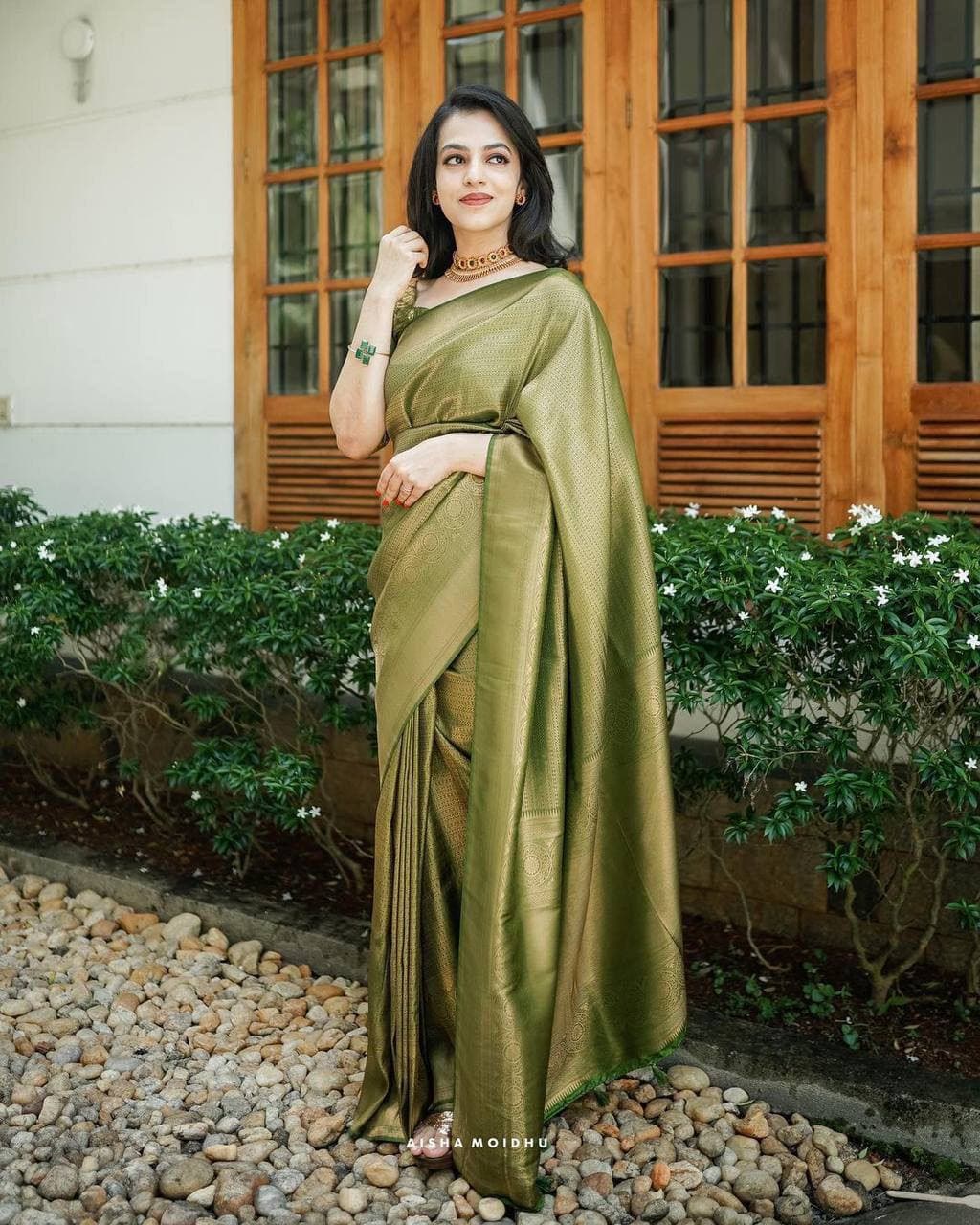 Inimitable Green Soft Kanjivaram Silk Saree With Incredible Blouse Piece