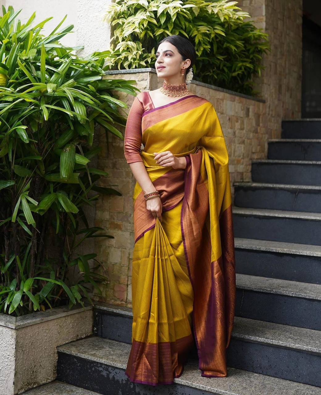 Ornate Golden Soft Kanjivaram Silk Saree With Moiety Blouse Piece