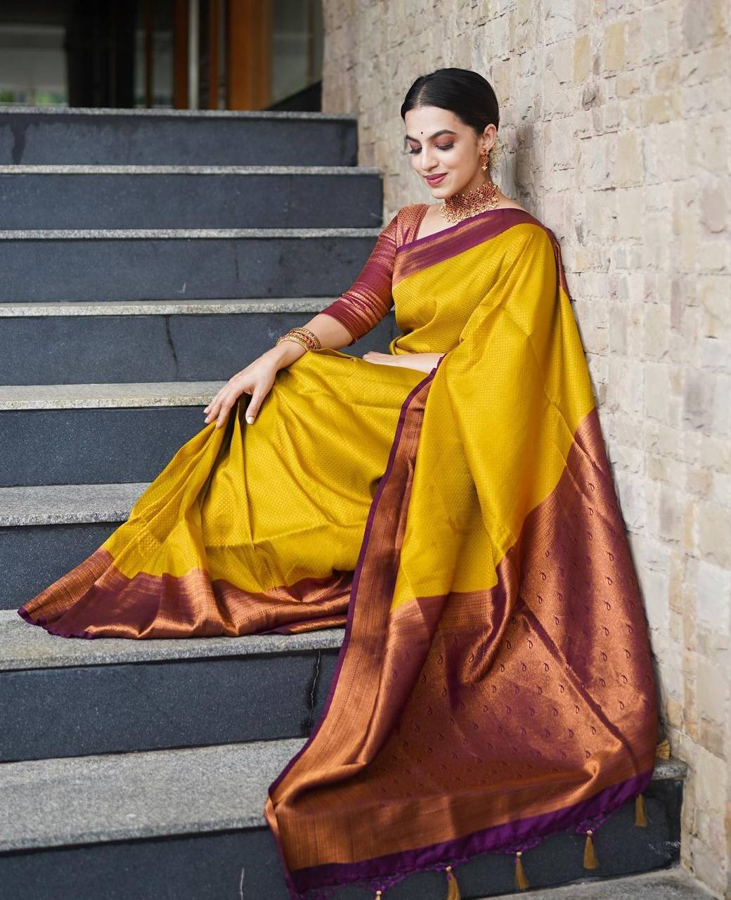 Ornate Golden Soft Kanjivaram Silk Saree With Moiety Blouse Piece