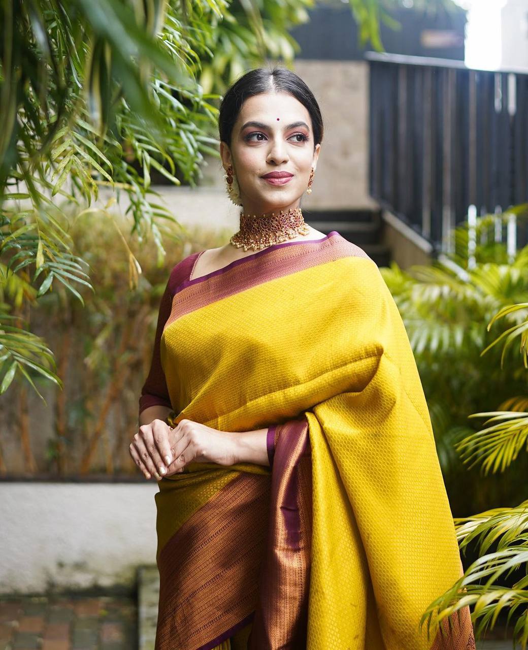 Ornate Golden Soft Kanjivaram Silk Saree With Moiety Blouse Piece