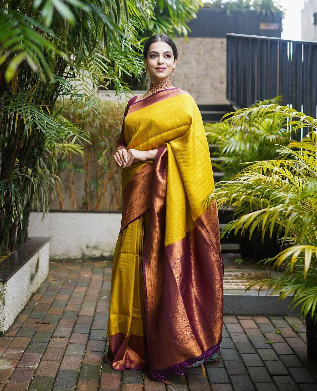 Ornate Golden Soft Kanjivaram Silk Saree With Moiety Blouse Piece